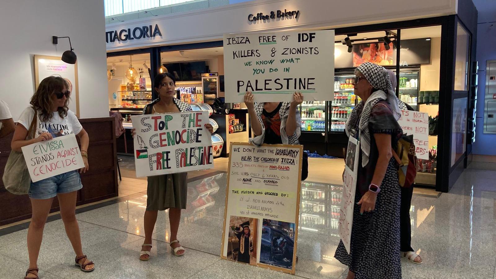 Manifestantes por Palestina en el aeropuerto de Ibiza