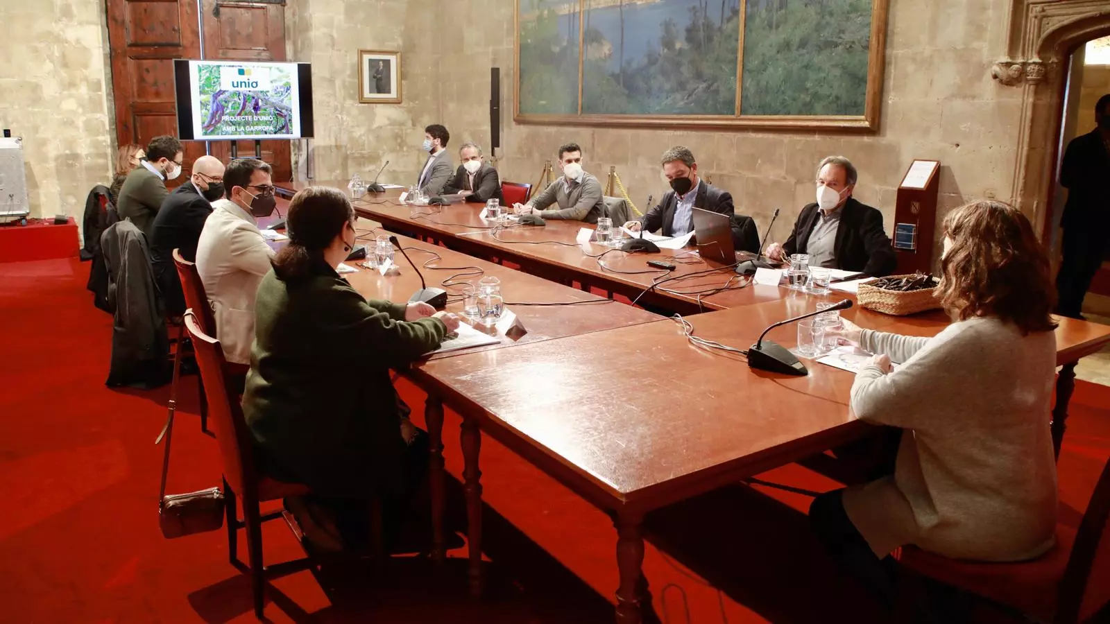 Un moment de la reunió amb alguns representants de les cooperatives impulsores de la proposta