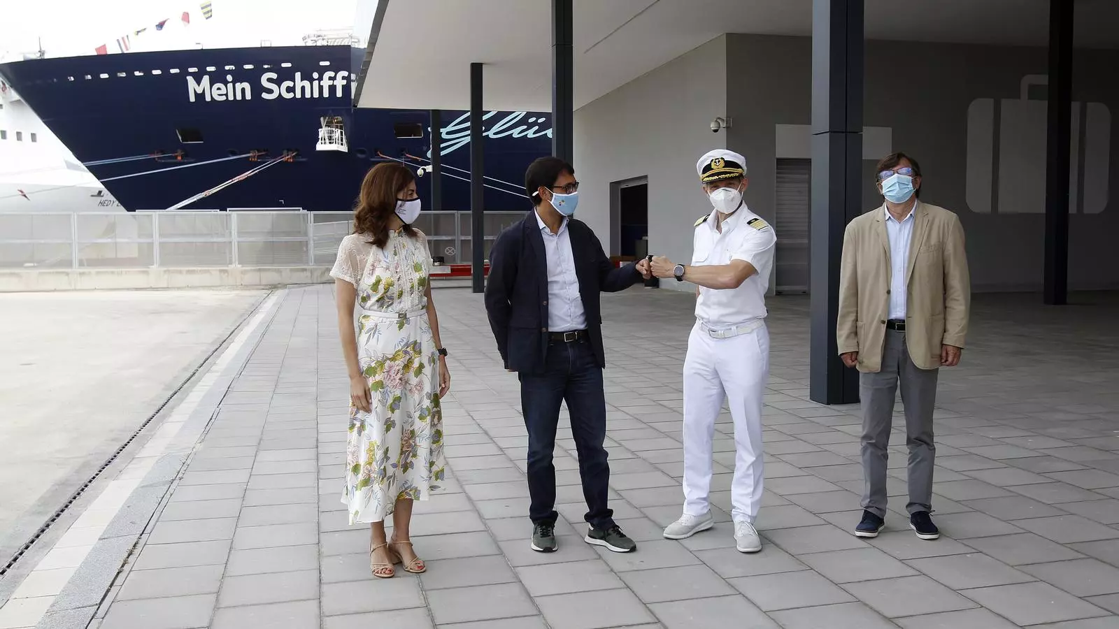 El capità del Mein Schiff 2 i el conseller Iago Negueruela se saluden a la rebuda del creuer