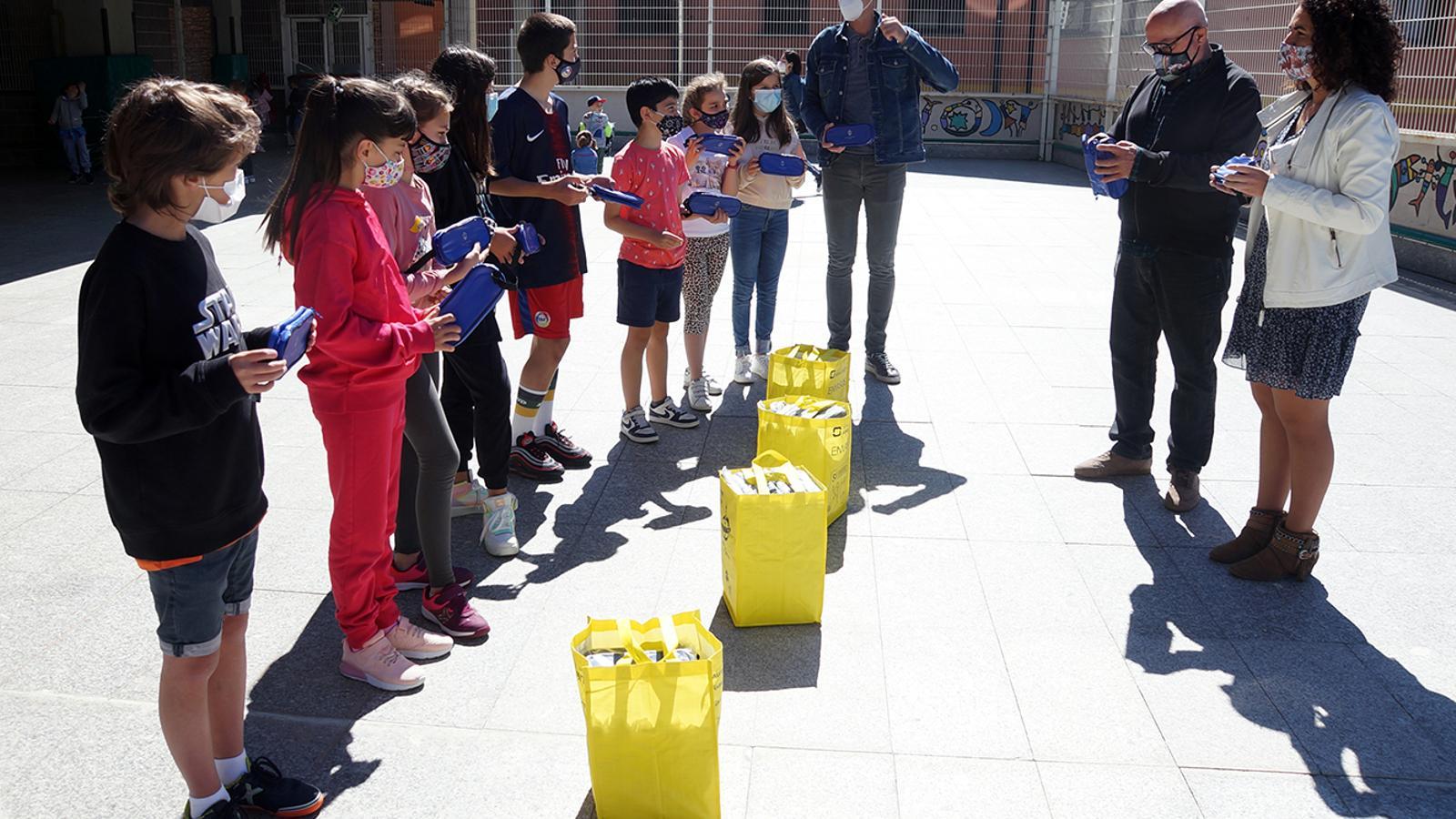 Escolars de la parròquia d'Encamp amb els porta entrepans facilitats pel comú