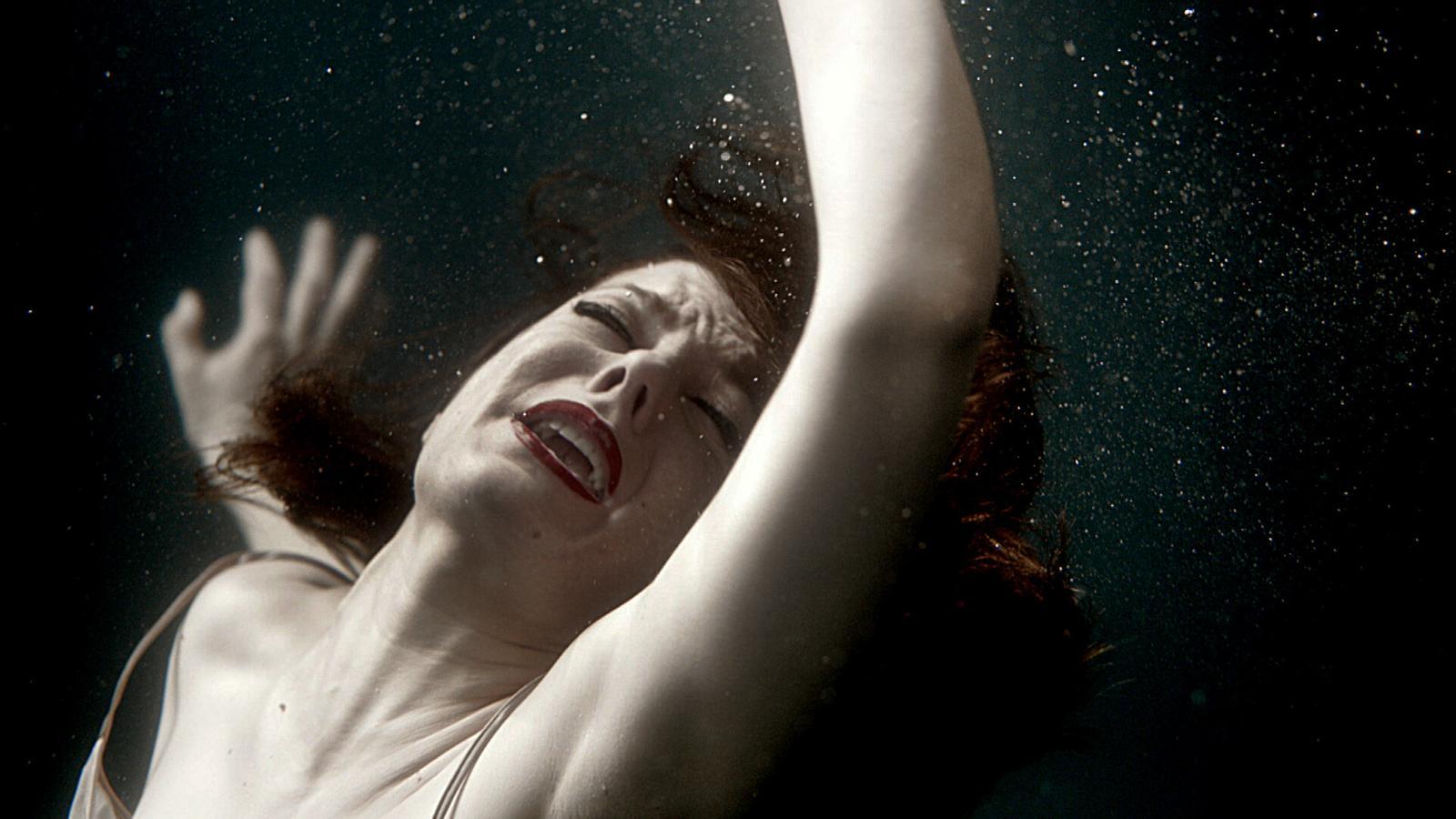 Una imatge de les projeccions poètiques i abstractes que formen l'escenografia de Java Suite.