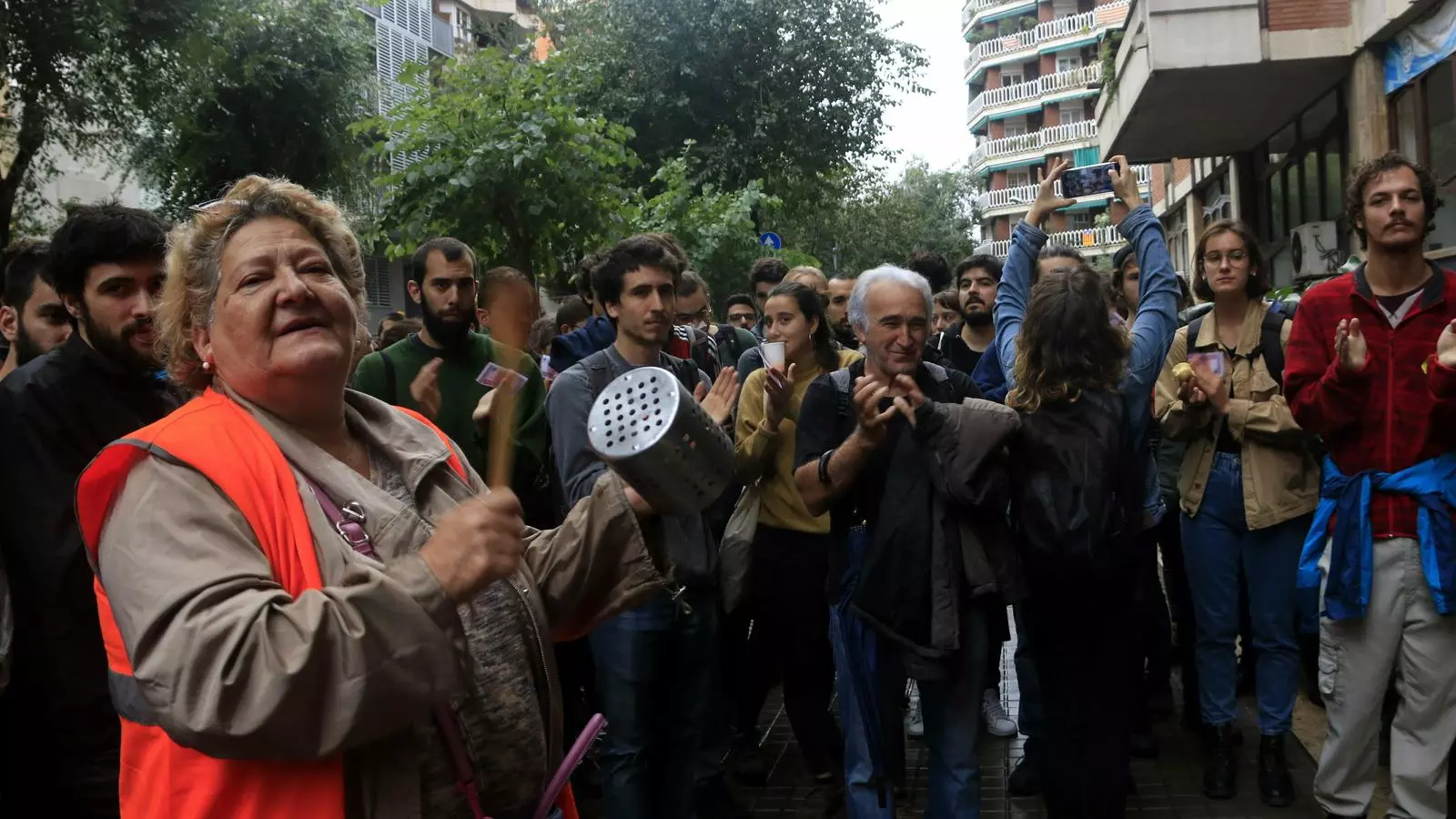 Prop d'un centenar de veïns s'han concentrat al portal del Juan i la Lívia per evitar que els desnonin