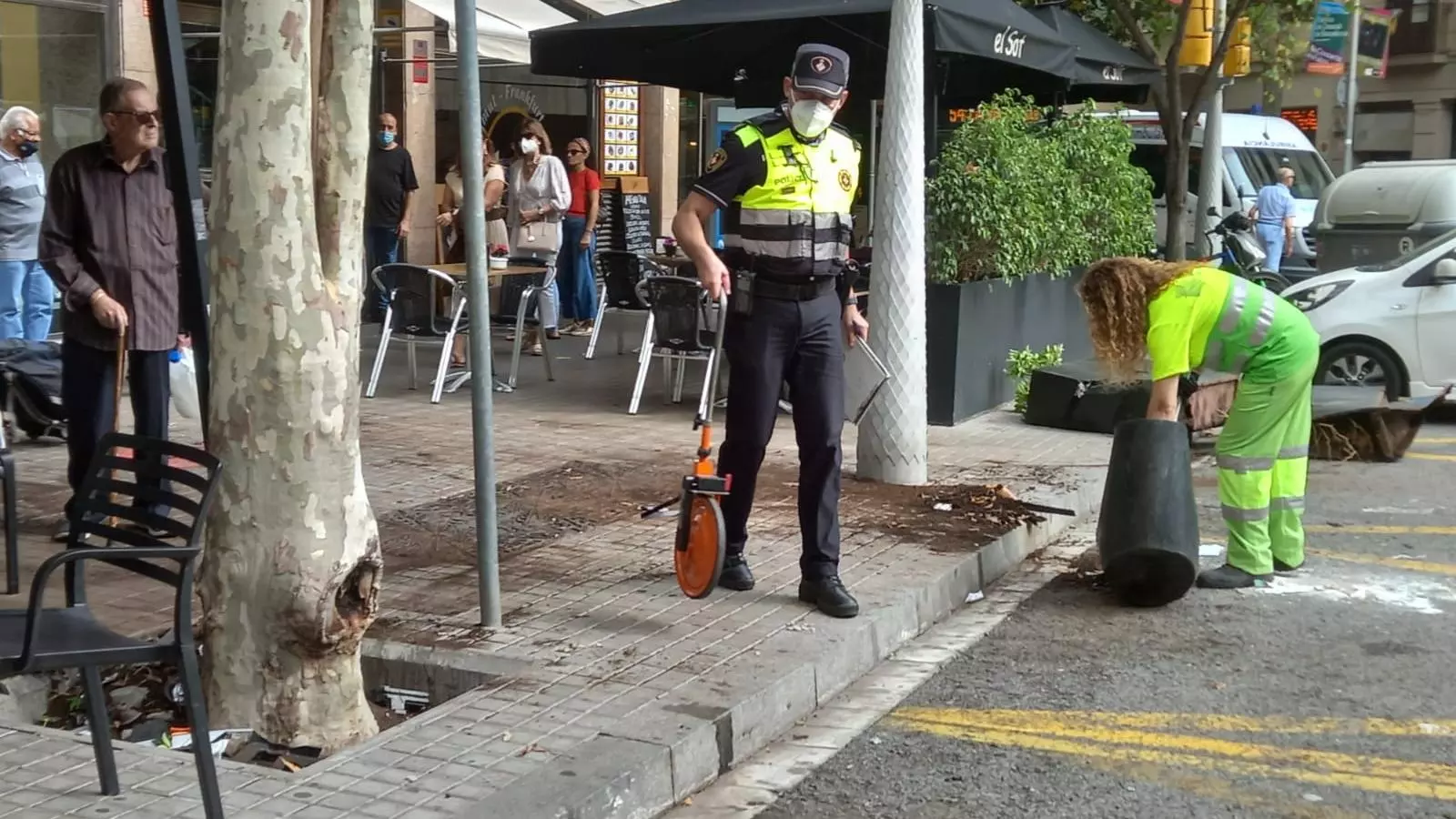 La Guardia Urbana trabajando al chaflán donde ha tenido lugar el atropello