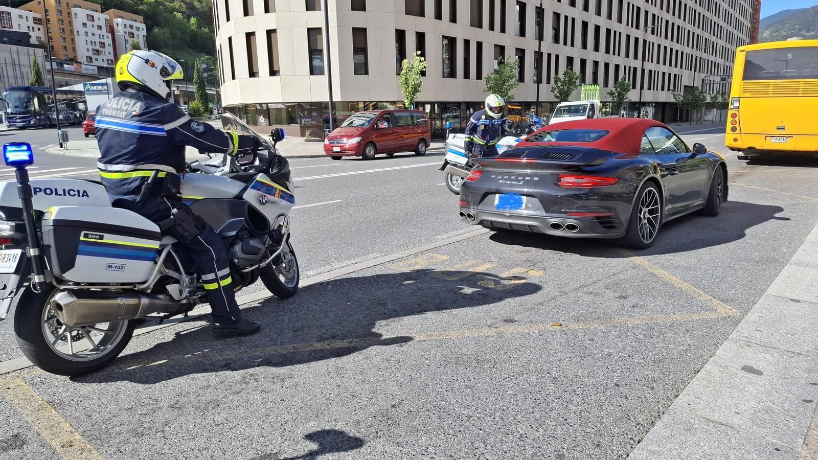 El vehicle aturat per la policia.