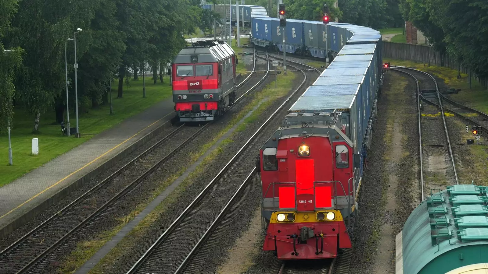 Trens de càrrega russos aturats en una estació de la frontera de Lituània amb Kaliningrad.