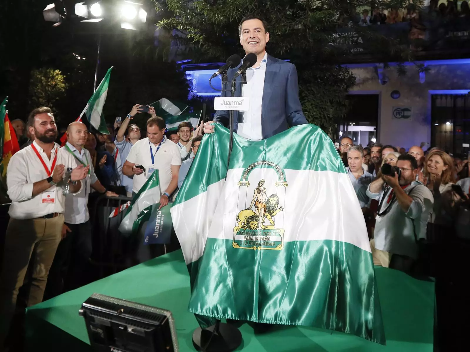Juanma Moreno celebrant la victòria