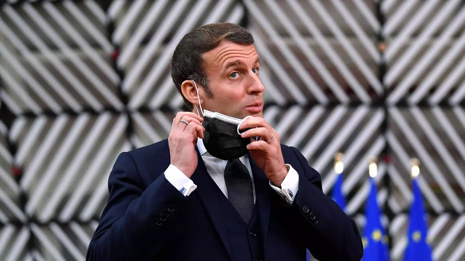 El president de França, Emmanuel Macron, traient-se la mascareta.