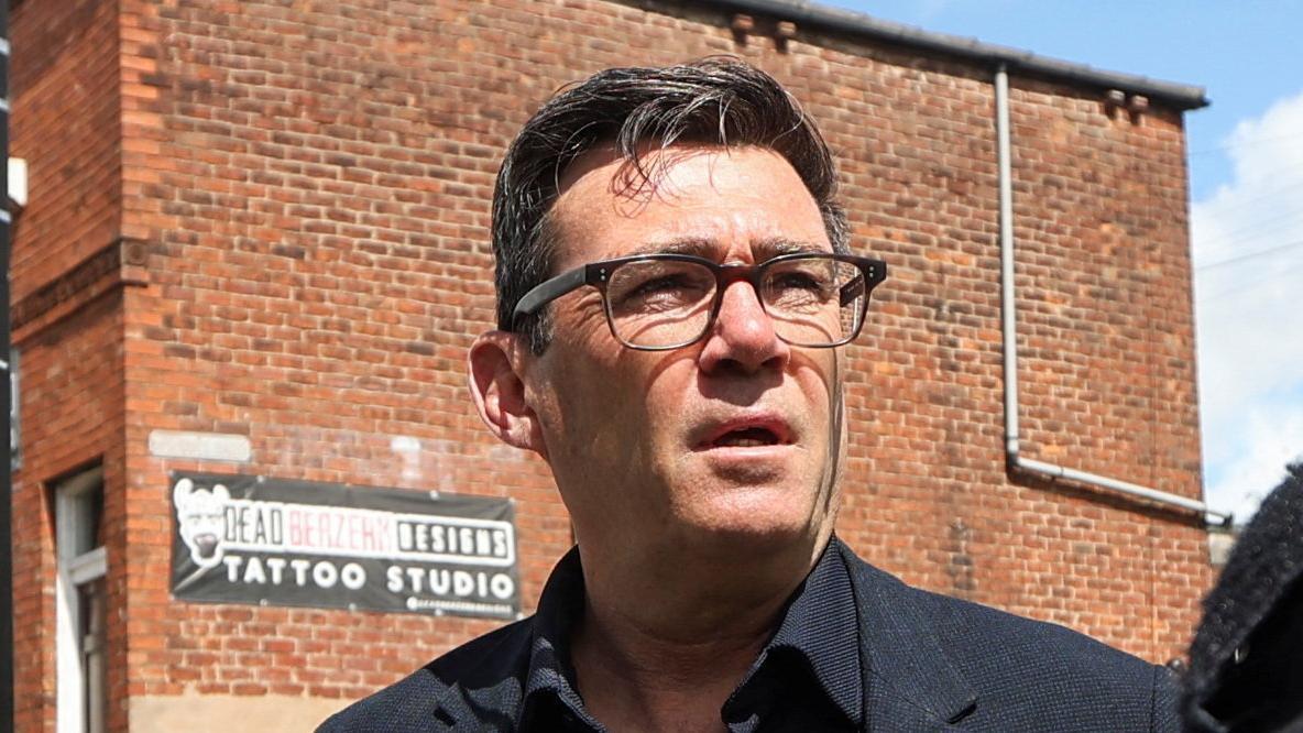 Andy Burnham conversa con una pareja de policías locales, durante uno de los actos electorales de la campaña de Makerfield, la semana pasada, en las calles de Ashton-in-Makerfield.
