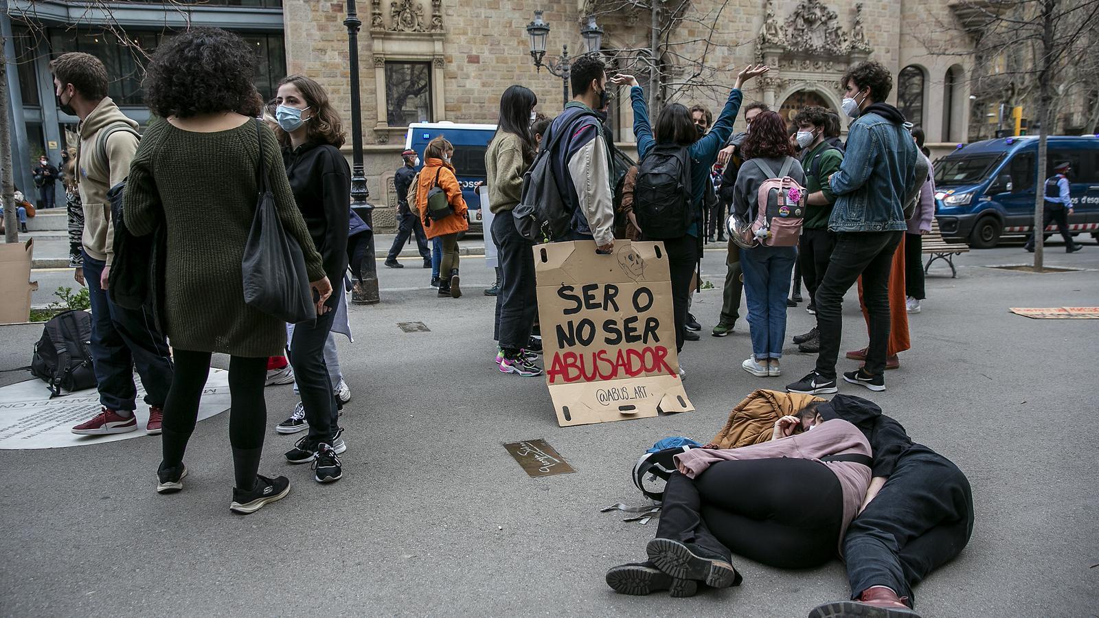 Manifestació d'alumnes de l'Institut del teatre davant de la seu de la Diputacó de Barcelona.