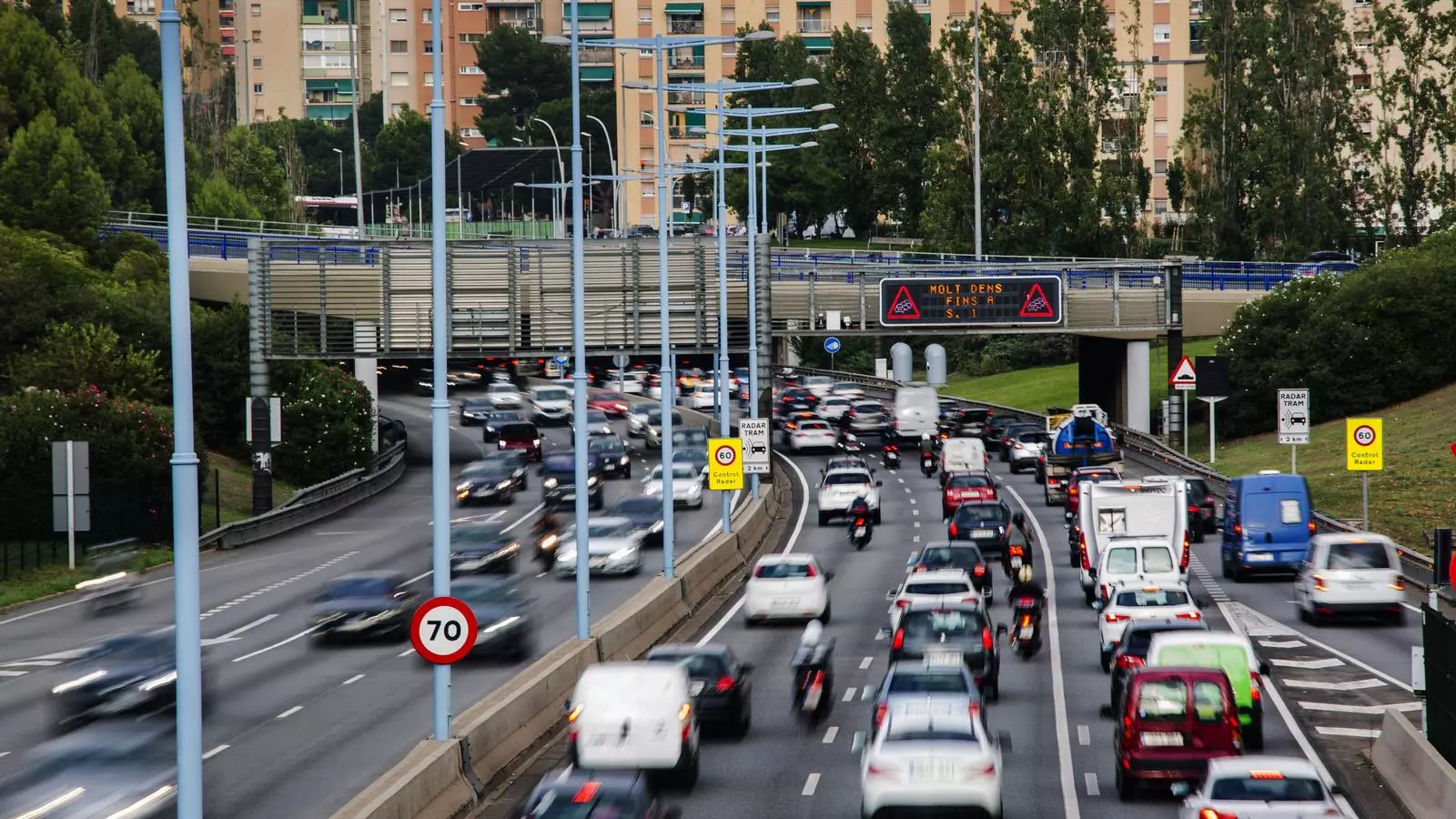 Imatge de la Ronda de Dalt de Barcelona amb intensitat de trànsit
