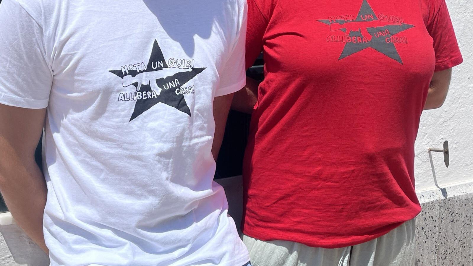Los activistas de Arran con las camisetas.