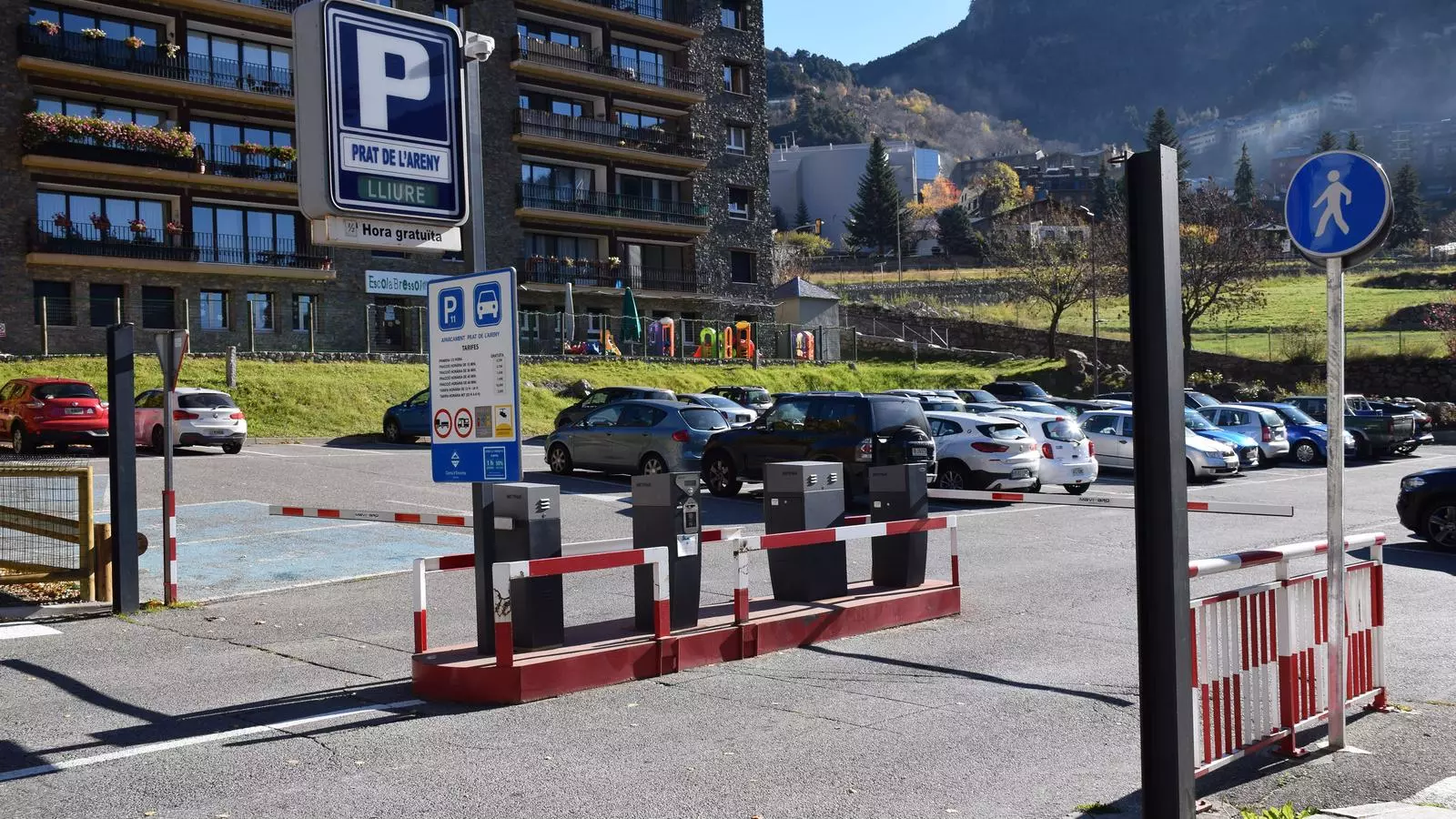 L'aparcament comunal del Prat de l'Areny situat al costat del comú d'Encamp.