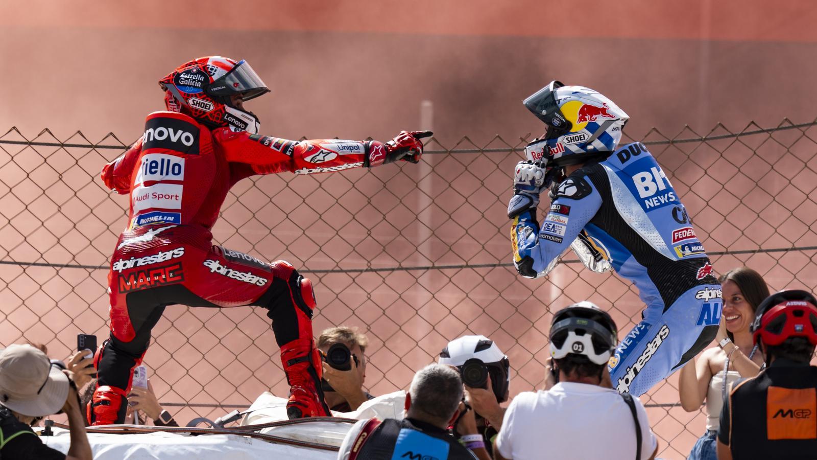 The Márquez brothers, Álex (right) and Marc (left), celebrate their first and second place finishes, respectively, in the Catalan Grand Prix, which took place this Sunday at the Barcelona-Catalunya circuit in Montmeló.