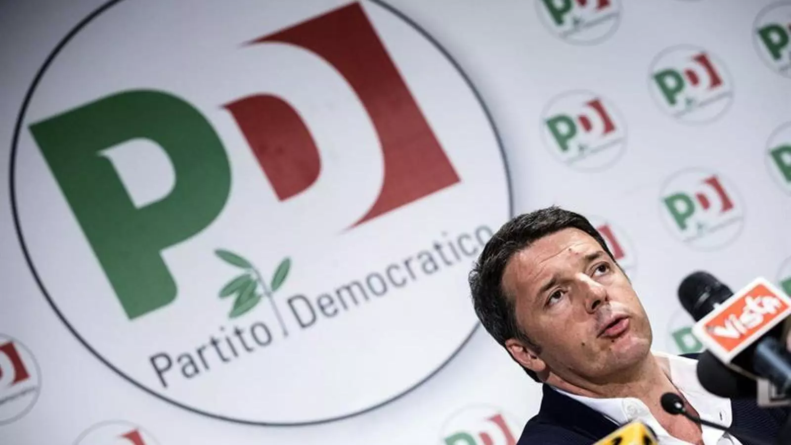 Renzi ofereix una roda de premsa per valorar els resultats de la primera volta.