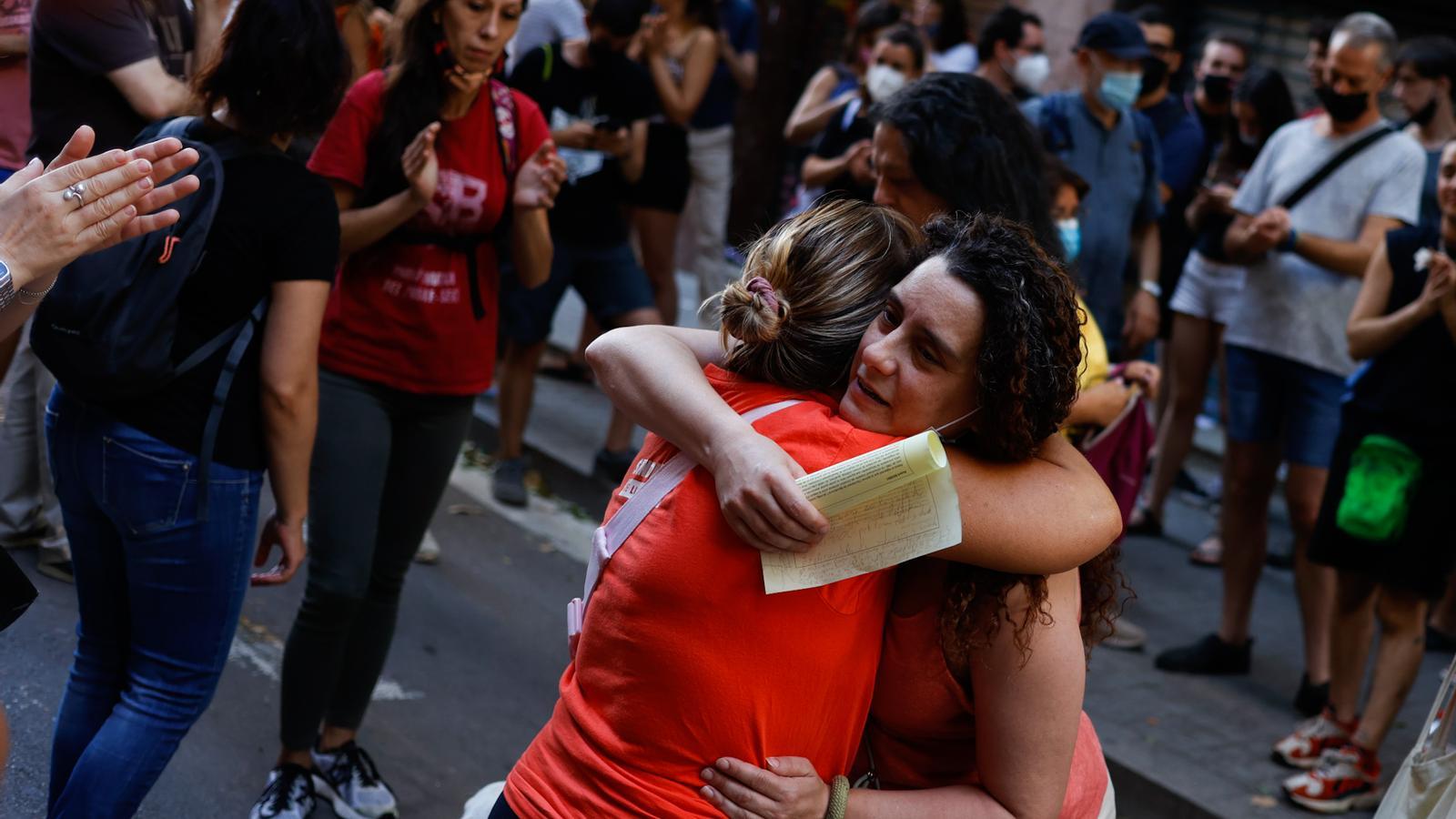 La Mimi s'abraça a una de les activistes que celebren que l'intent de desnonament s'hagi pogut aturar.