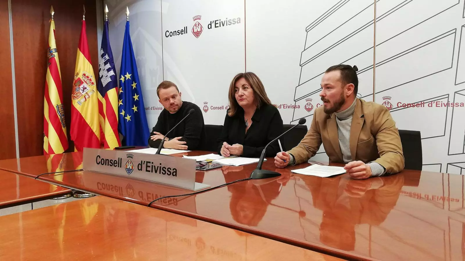 David Ribas, que deixa de tenir les competències en esports; Fanny Tur, i Fernando Gómez, director insular d’Esports.