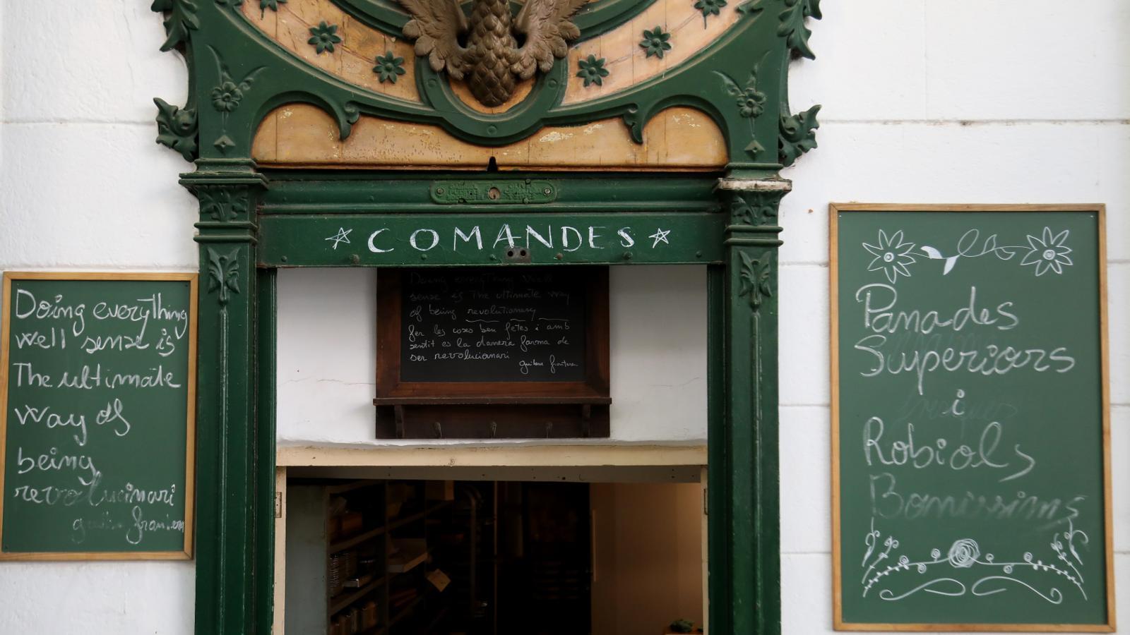 Die Schilder eines Geschäfts in Palma.