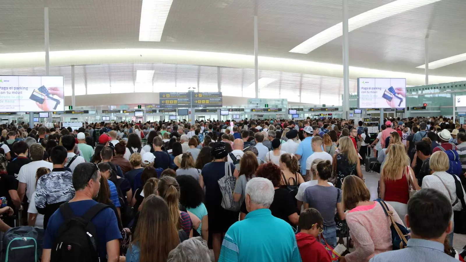 Imatge d'arxiu de col·lapse al Prat per altres vagues l'estiu passat