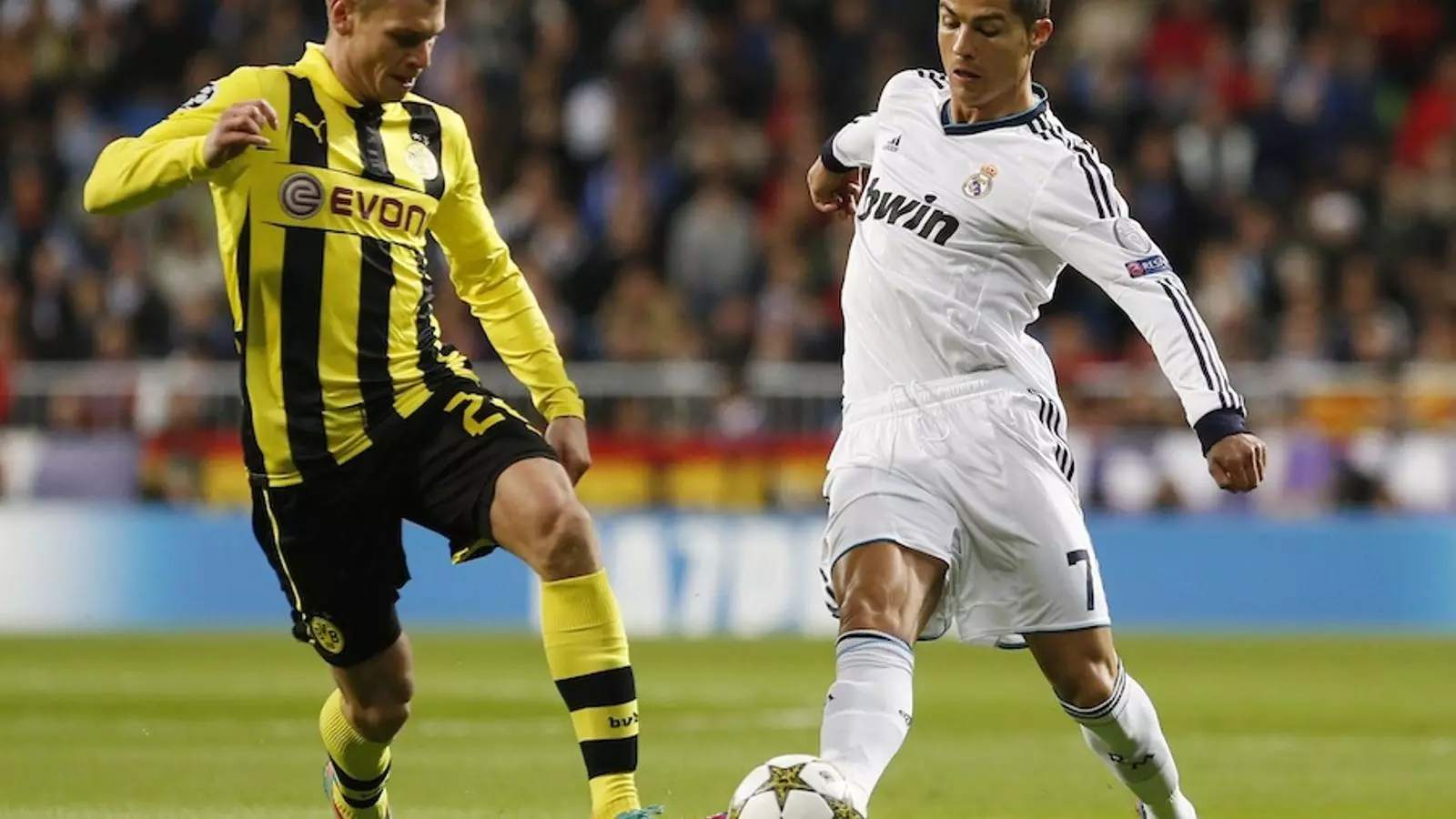 Cristiano Ronaldo intenta conduir la pilota
