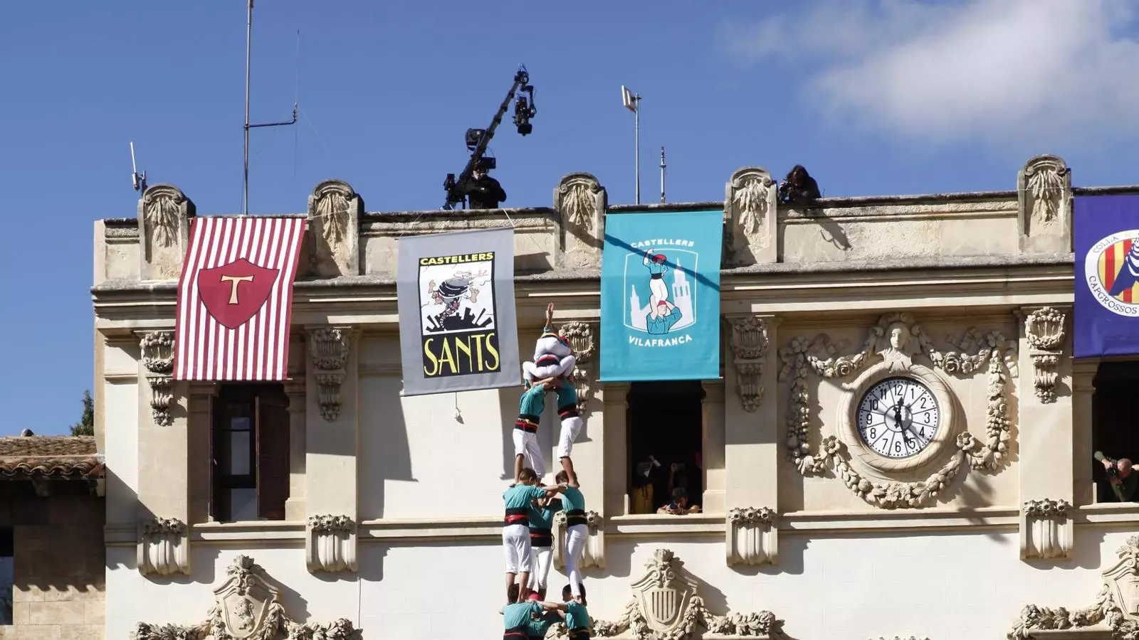 Els Castellers de Vilafranca descarreguen el 3d10fm en la seva última diada de la temporada