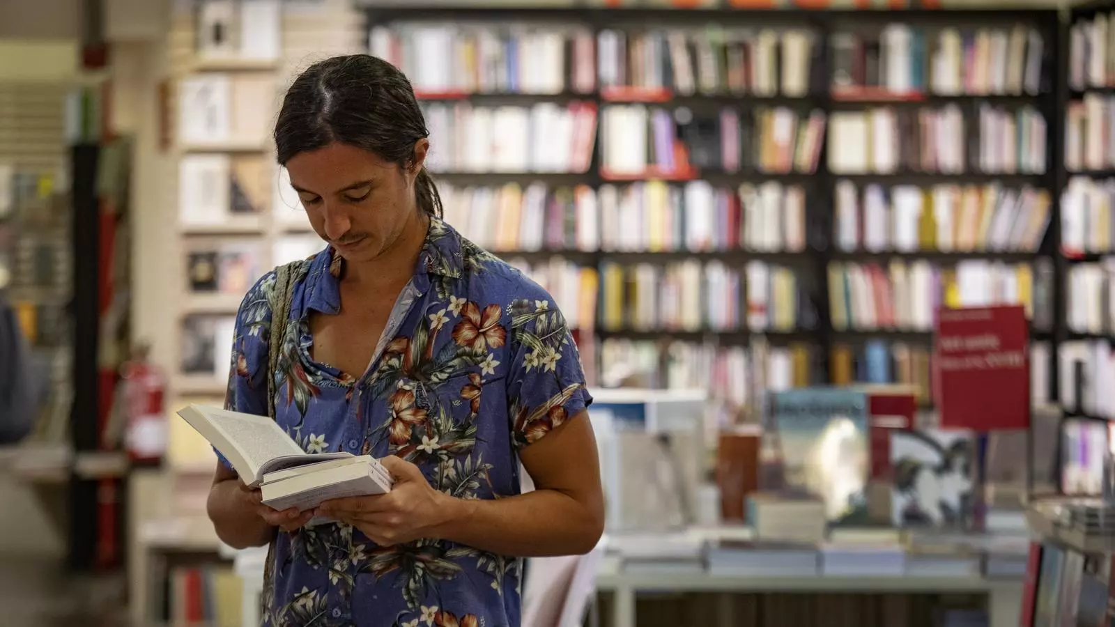 Un noi llegint un llibre a La Central del Raval de Barcelona