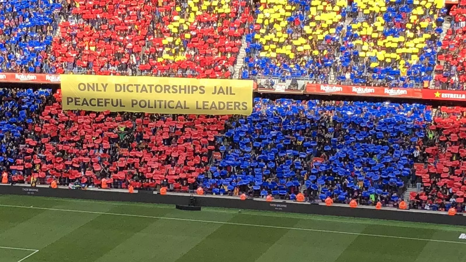 "Only dictatorships jail peaceful political leaders": la pancarta del Camp Nou durant el clàssic