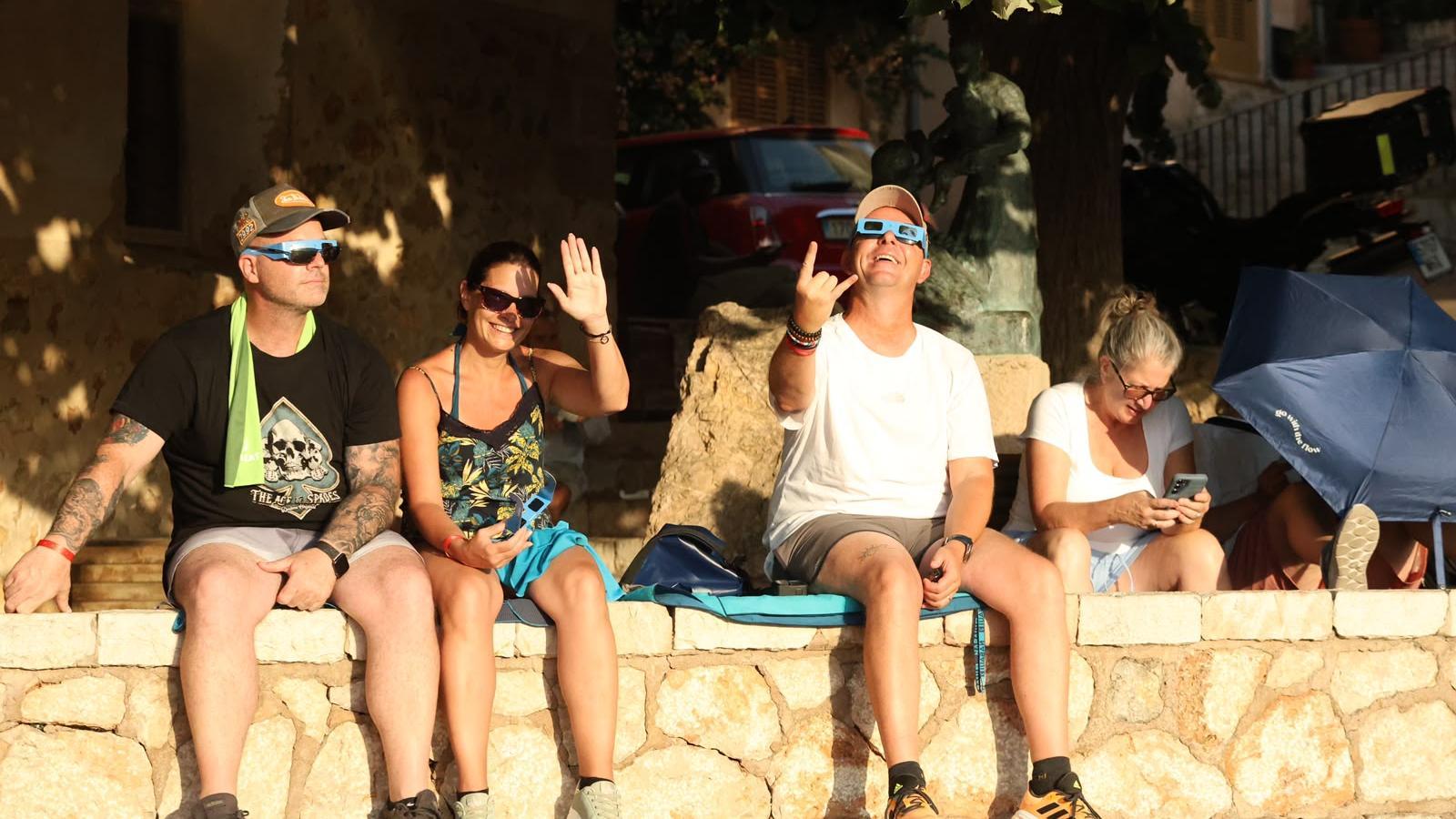 Un grup de veïnats i visitants contemplen l'eclipsi a Banyalbufar