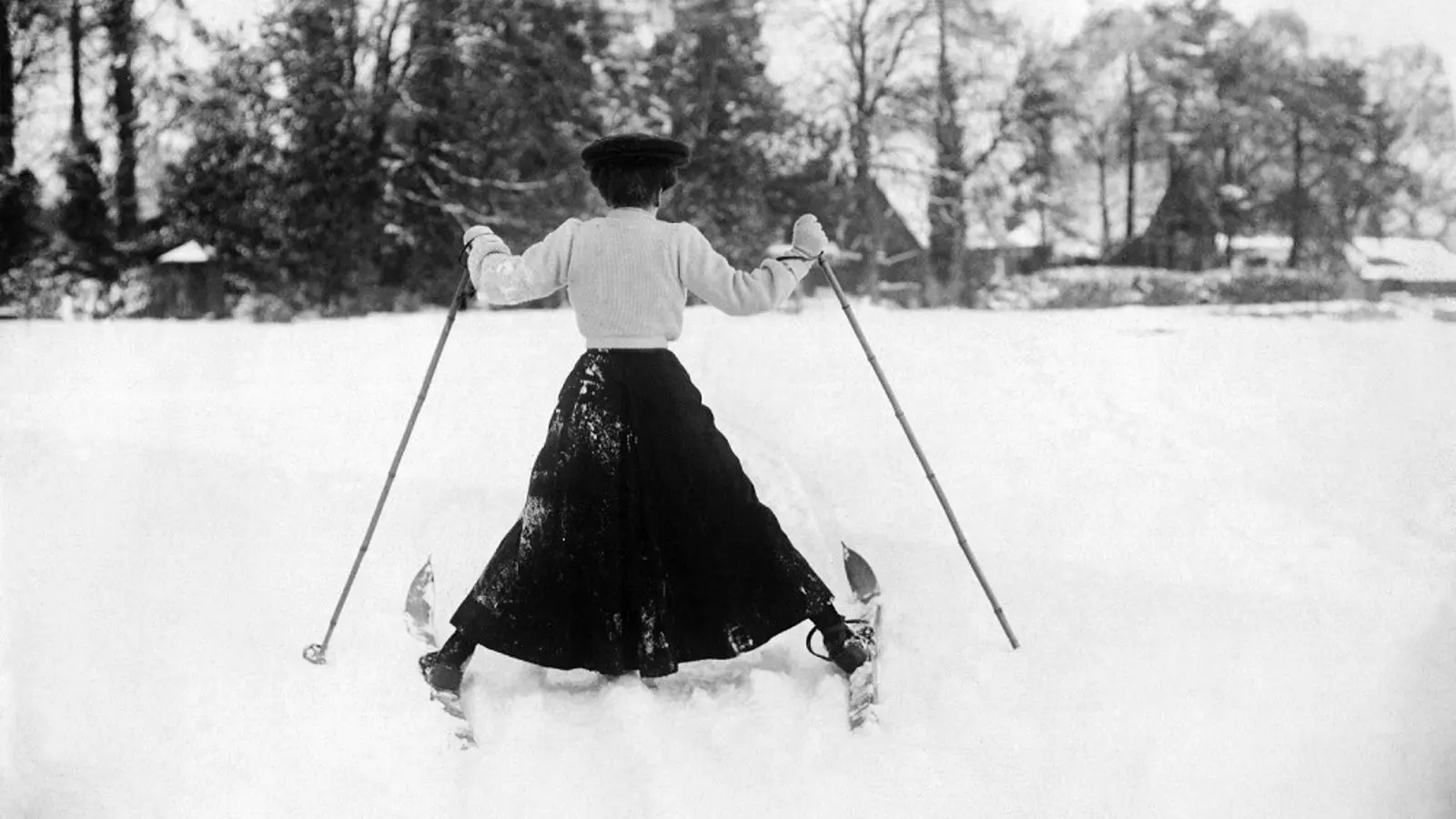 Una esquiadora mira d'avançar entre la neu.