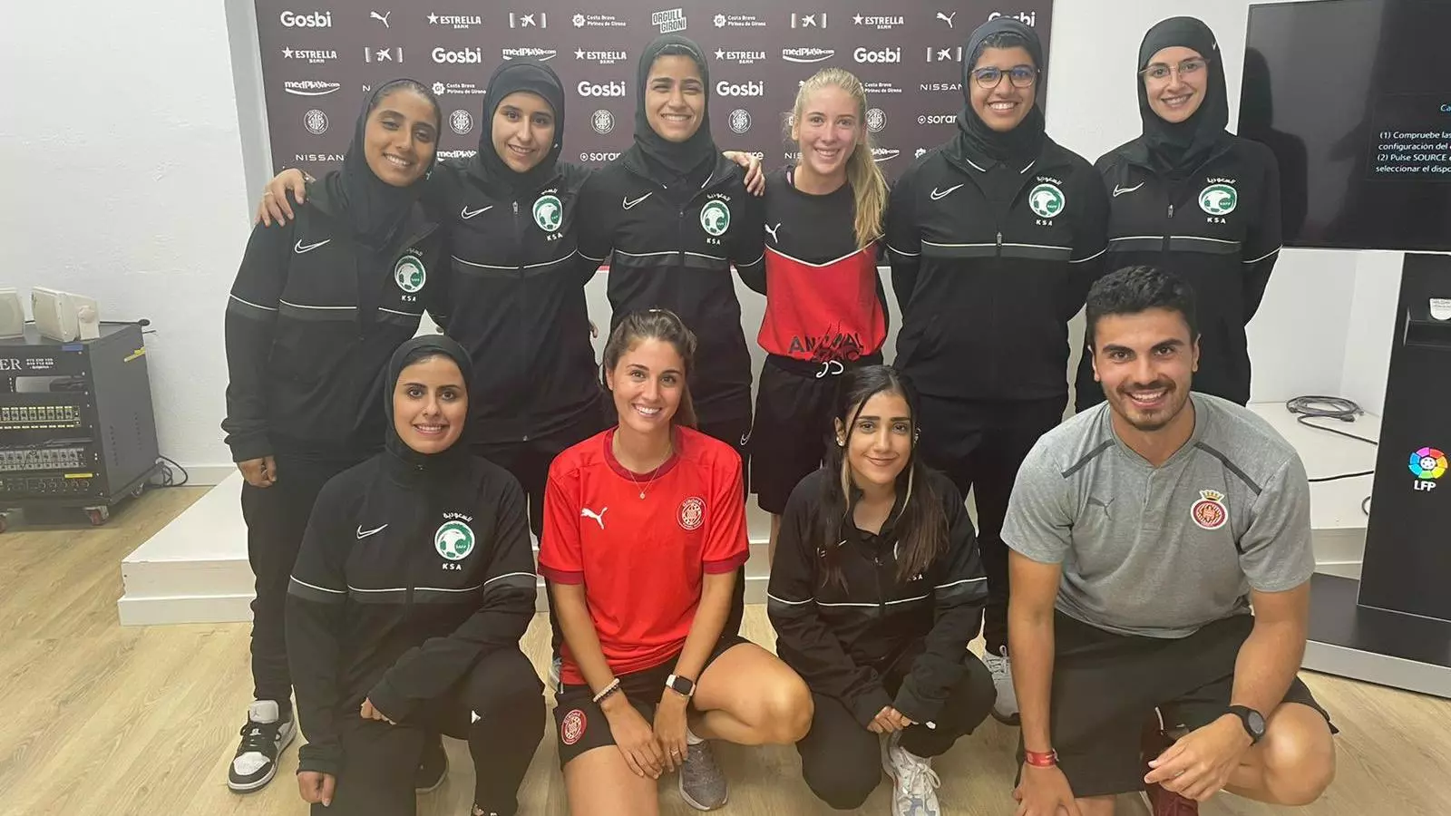 Les entrenadores de la Federació de Futbol de l'Aràbia Saudita a Montilivi, amb Roser Sánchez (a la fila de sota)