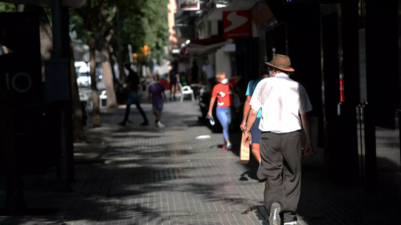 El 54% dels enquestats té una visió negativa dels migrants en situació regular