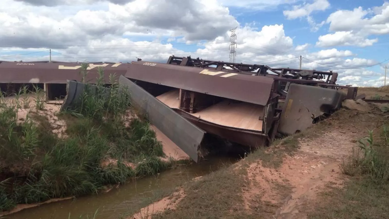 El tren que ha descarrilat a Santpedor / @plsantpedor