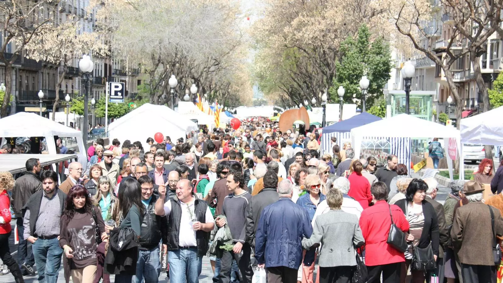 Tarragona celebra Sant Jordi amb 140 parades repartides per la ciutat