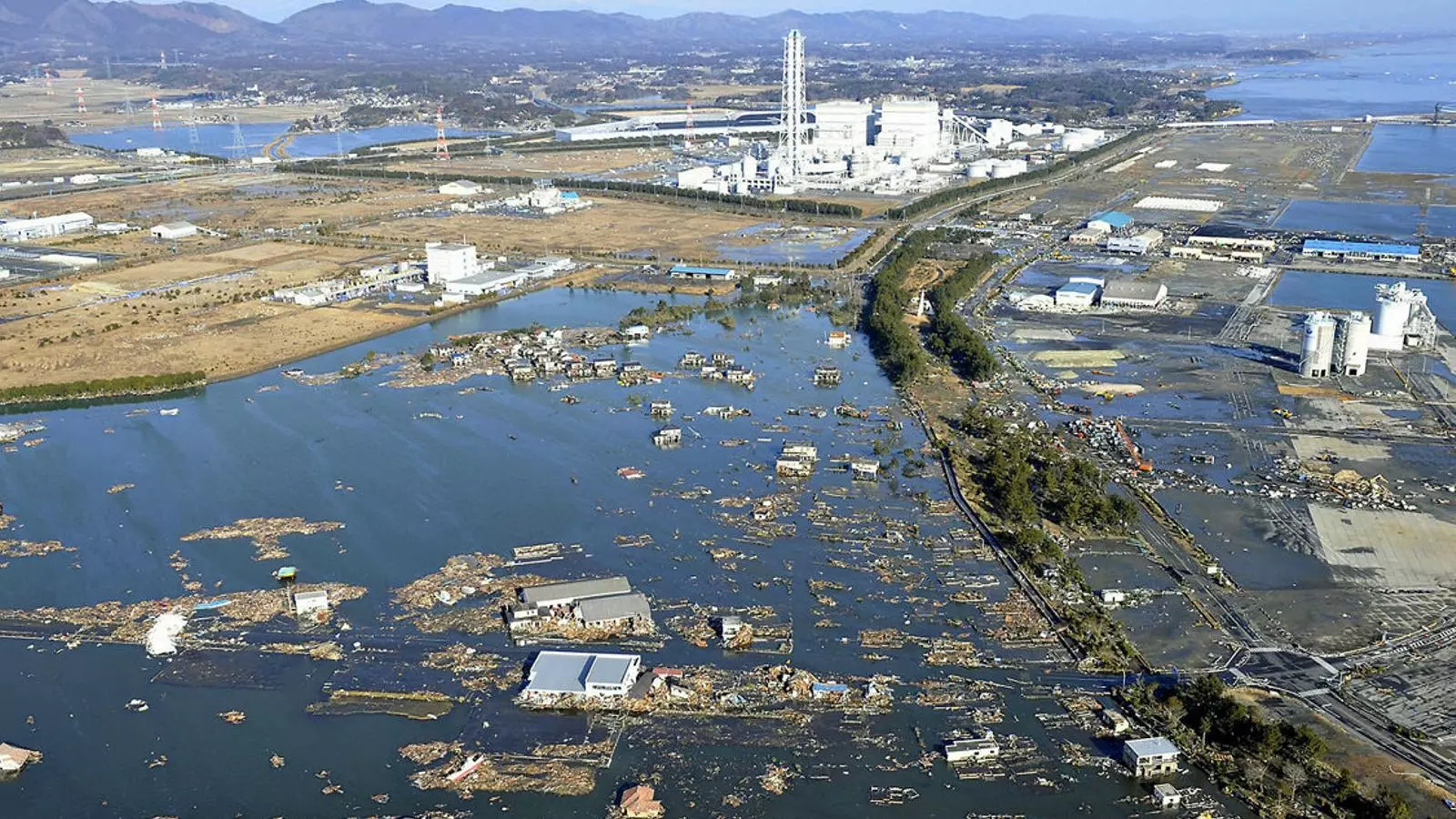 La central nuclear de Fukushima després del tsunami.