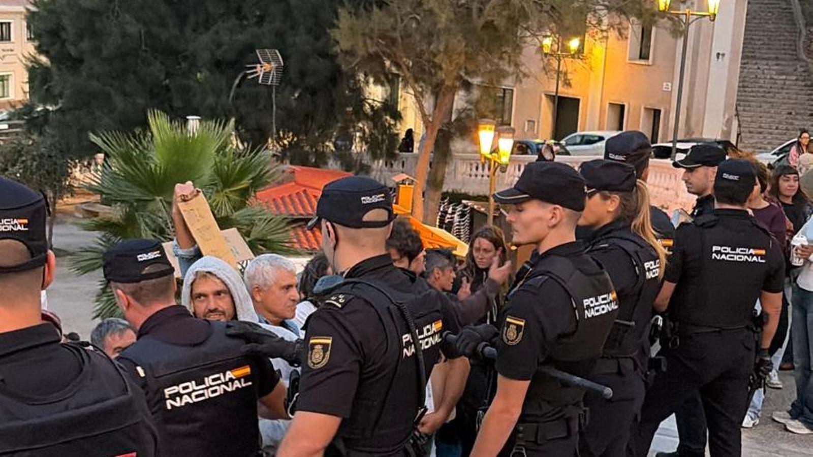 Police cordon in the access area to Abascal's event in Maó.
