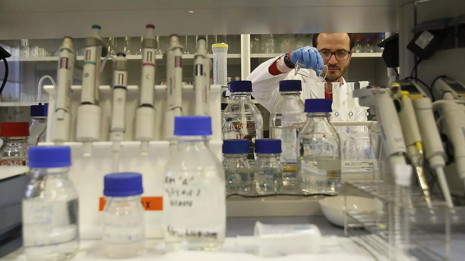 A la fotografia, un científic del grup d’investigació de l’Institut Universitari d’Investigació en Ciències de la Salut (IUNICS) treballant al laboratori del centre.