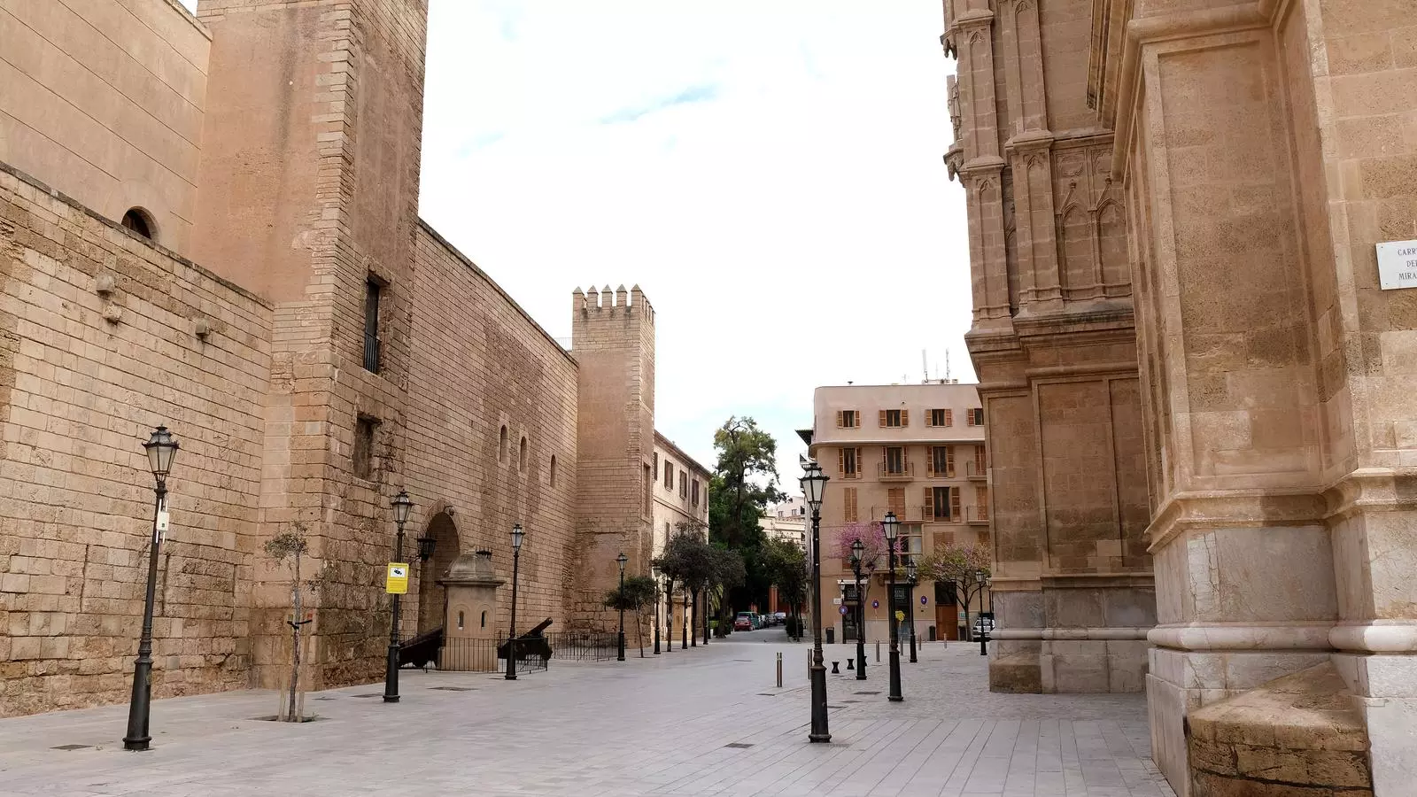 La zona de vianants entre la Seu i el Palau de l'Almudaina.