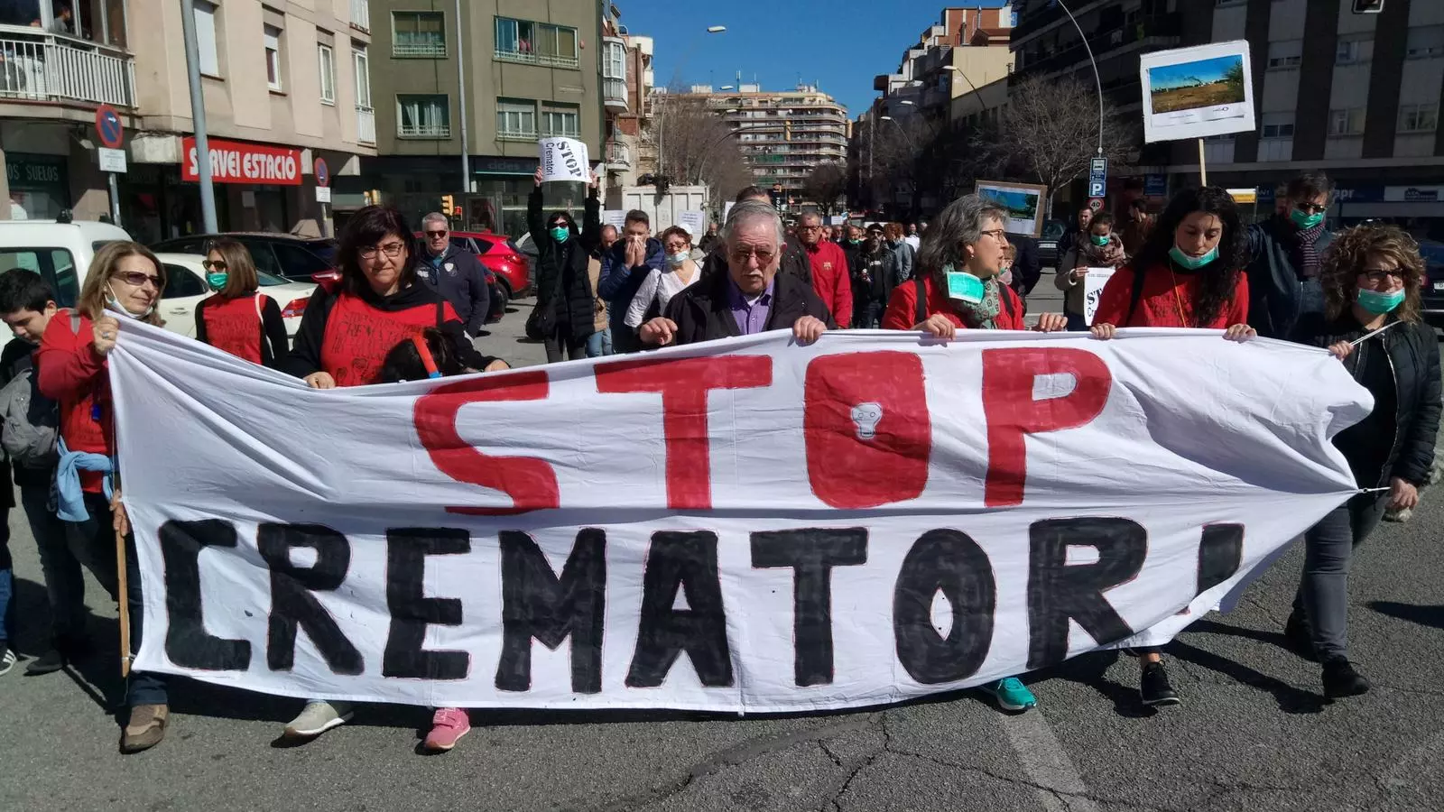 La manifestació veïnal contra el crematori.