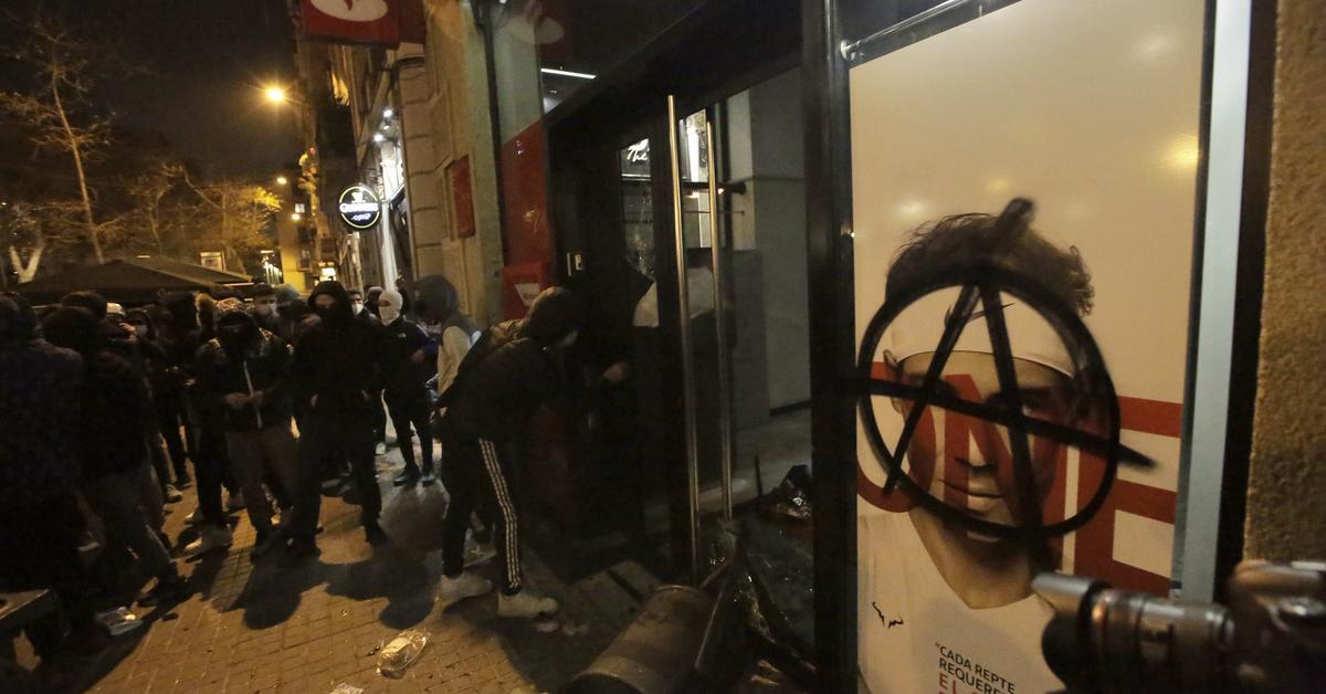 Fourth night of riots in Barcelona and Girona over Hasél's incarceration