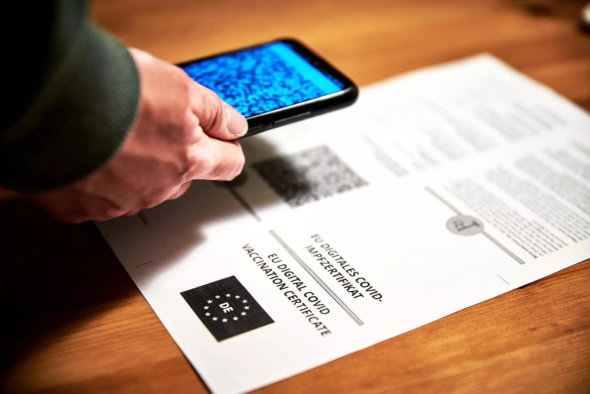 Una persona escanejant el codi QR del certificat digital covid de la UE