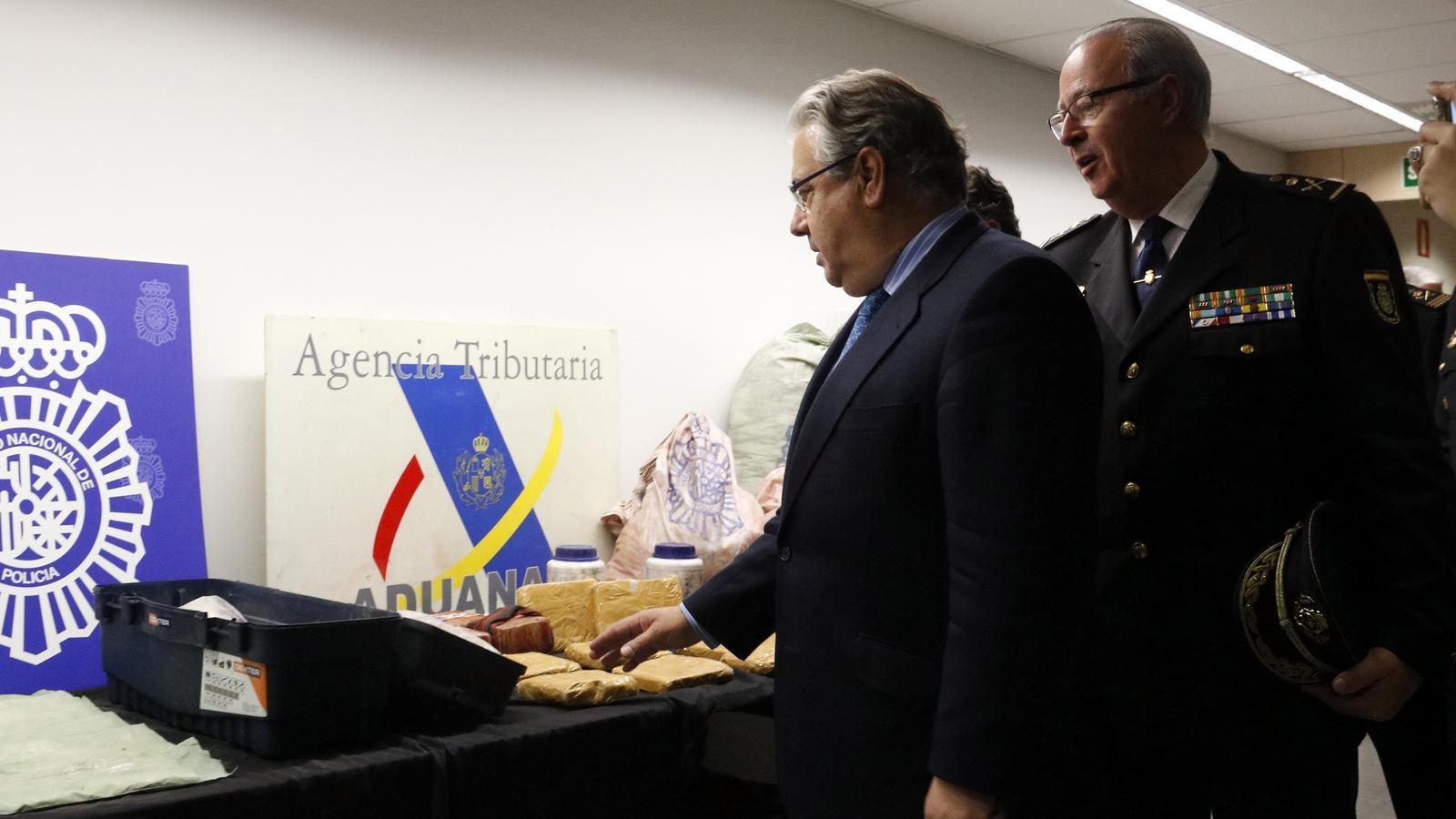 El ministre de l'Interior, Juan Ignacio Zoido, i el cap superior de la policia espanyola a Catalunya, el comissari Sebastián Trapote, davant mostres de la droga requisada en una gran intervenció d'heroïna, el 29 de novembre del 2017. (Horitzontal) dimecres, 29 novembre 2017 18:45 Laura Fíguls El ministre de l'Interior, Juan Ignacio Zoido, i el cap superior de la policia espanyola a Catalunya, el comissari Sebastián Trapote, amb la droga requisada