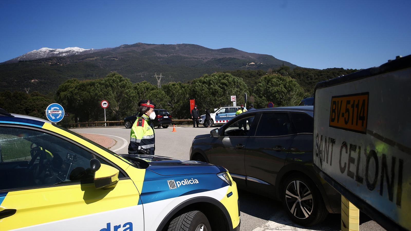 The Mossos controlling access in the Natural Park of Montseny in March.