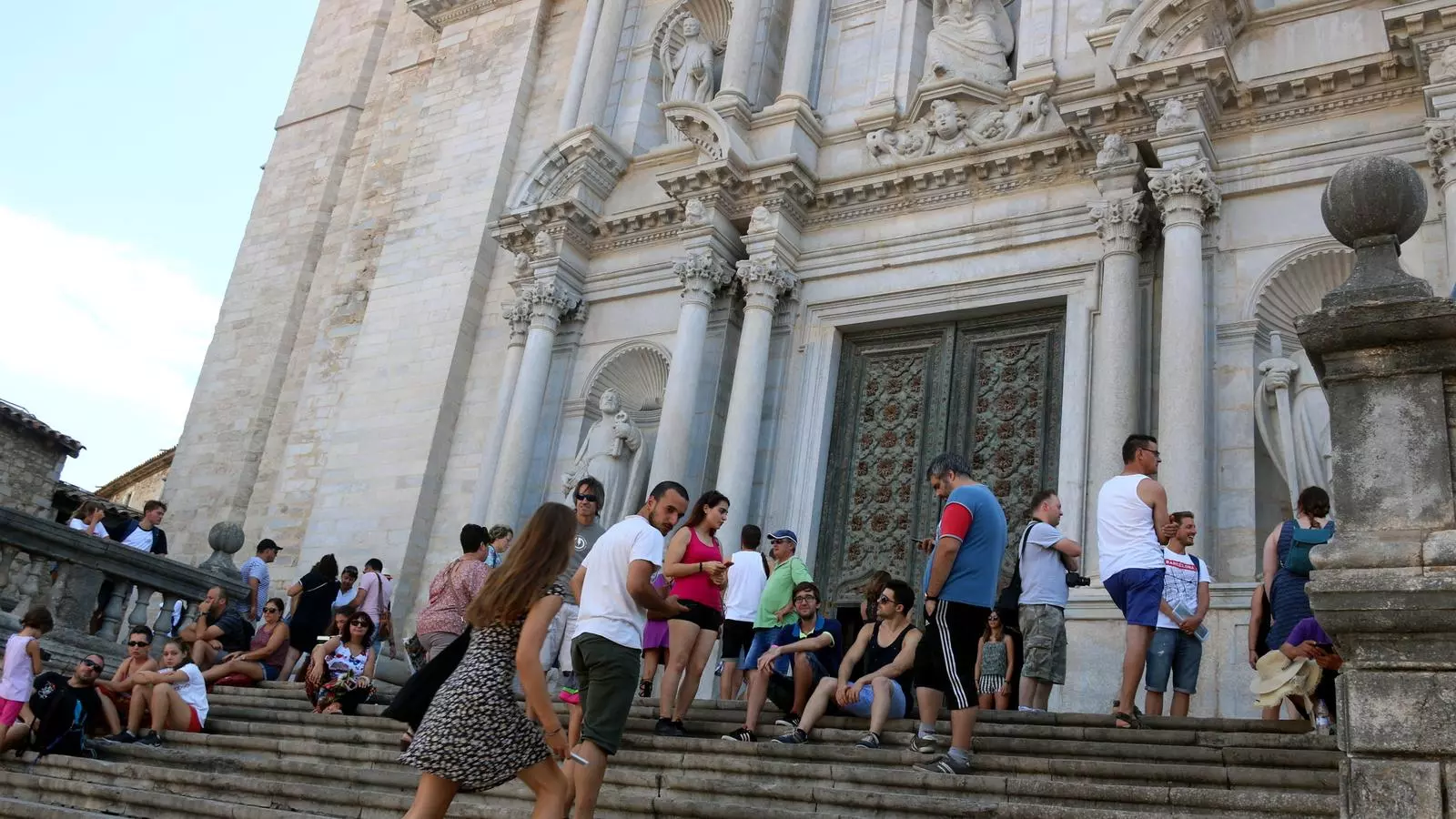 Un grup de turistes a les escales de la catedral de Girona