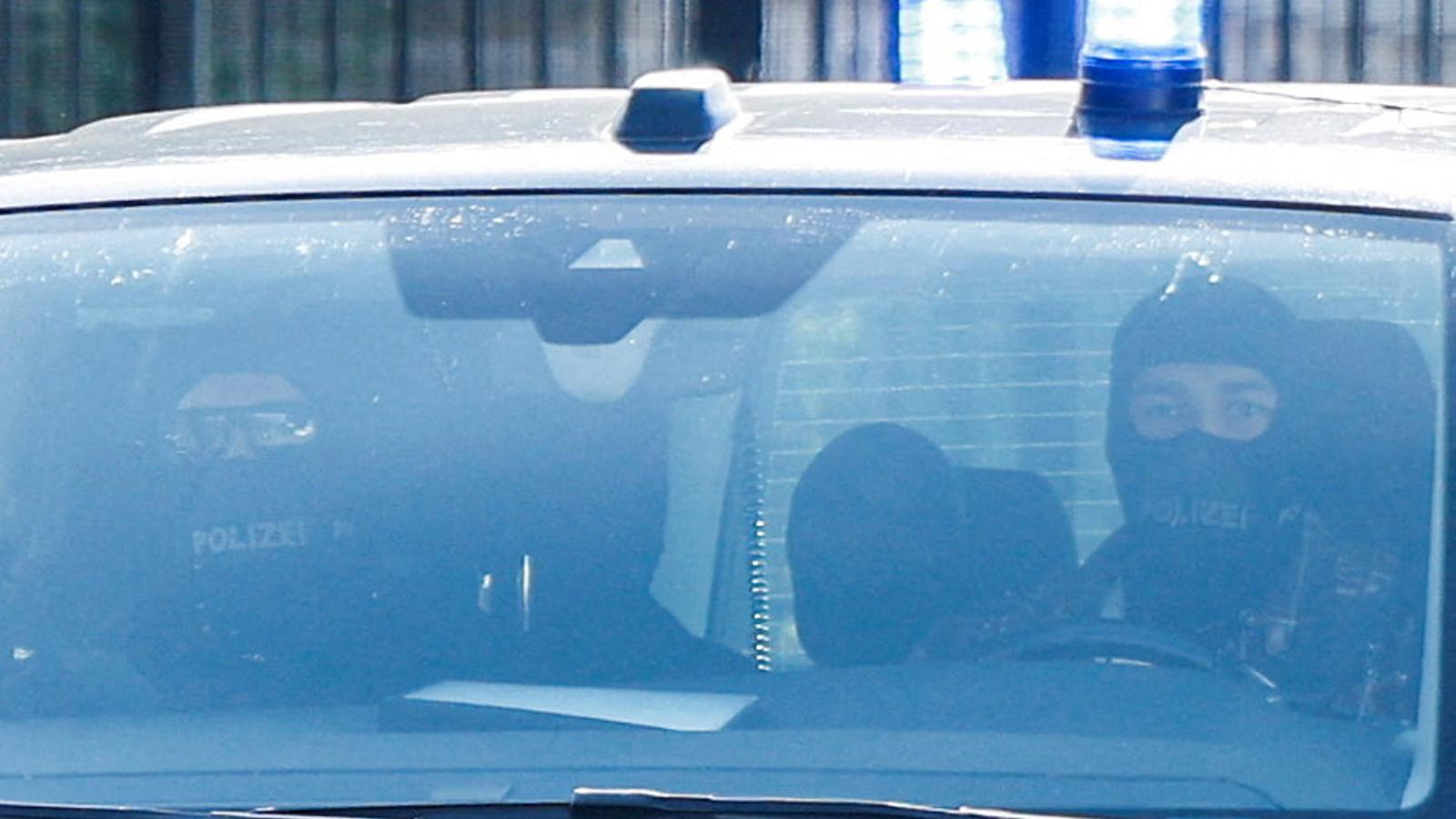 Police agents leave the Federal Court of Justice after the arrest of the former German intelligence chief August Hanning, this Wednesday, in Karlsruhe.