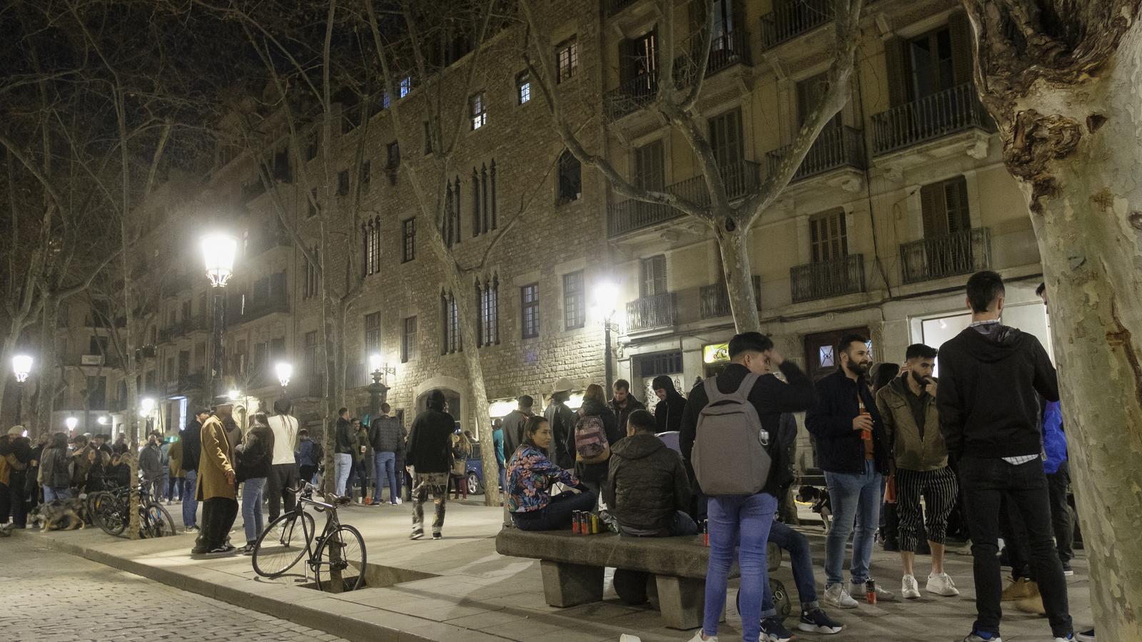 El Passeig del Born ple de persones que sopen i prenen una copa