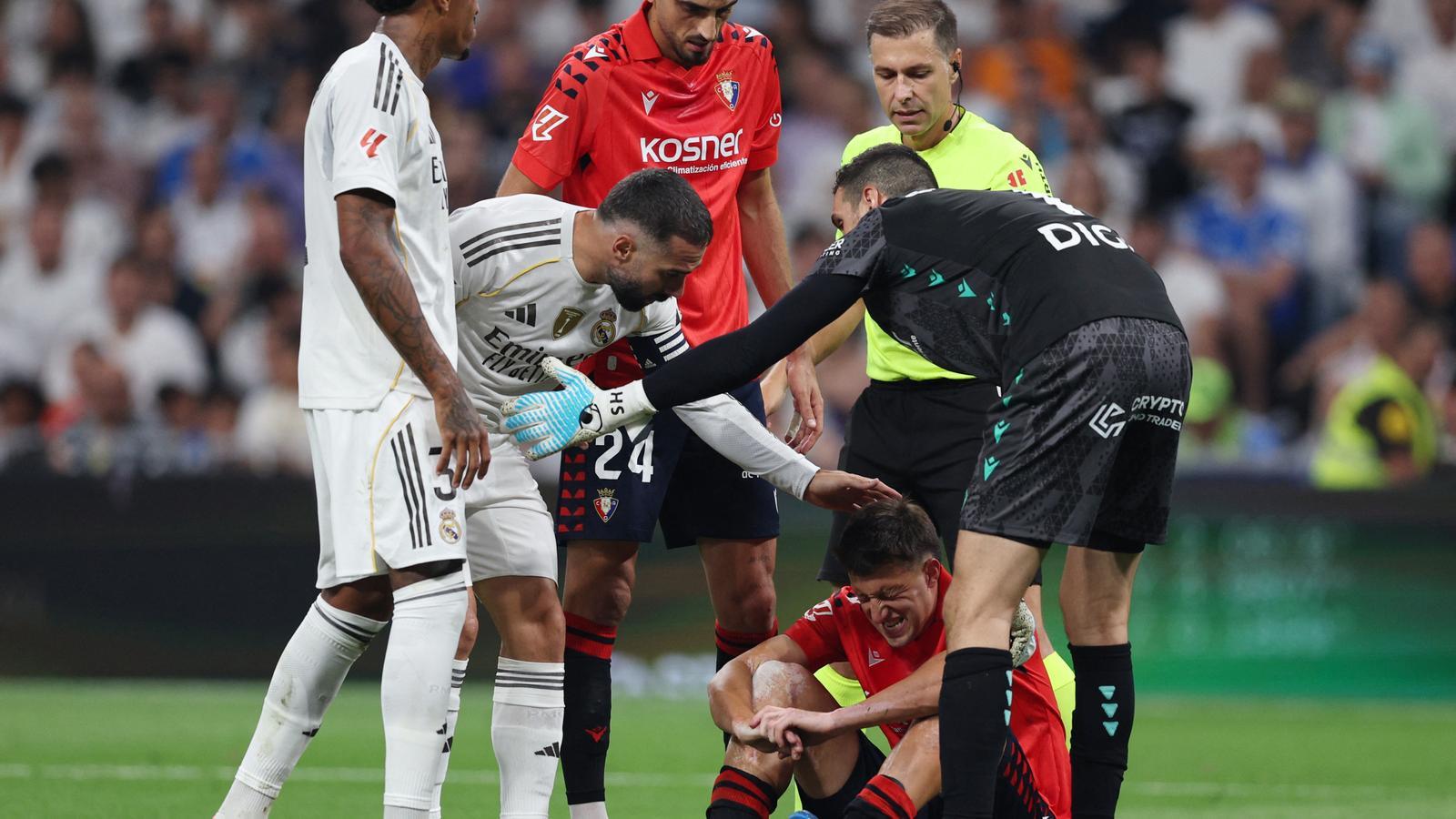 Cordero Vega surrounded by Real Madrid and Osasuna players.