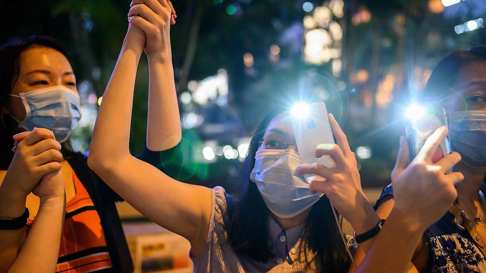 Dues joves participant en les manifestacions antigovernamentals.