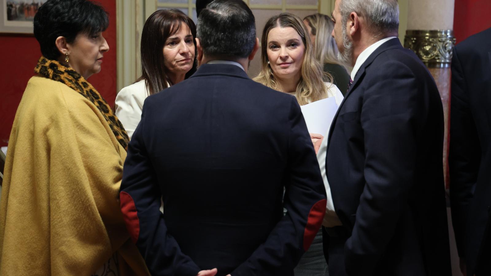 The president of the Gover, Marga Prohens, together with the Vox deputies.