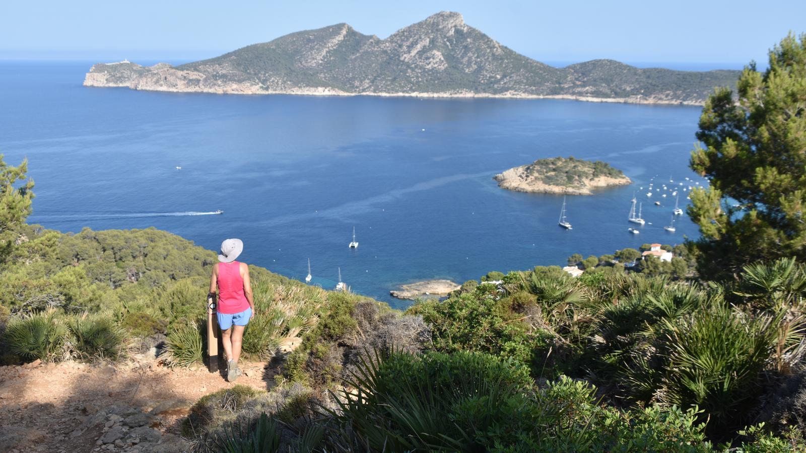Der Weg zur Annäherung an Sant Elm schenkt uns spektakuläre Ausblicke auf die Insel Pantaleu und Dragonera.