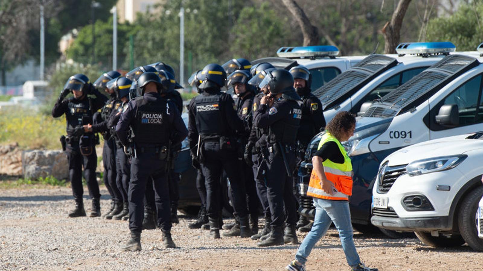 Un moment de l'operatiu a la Joveria aquest dimarts.