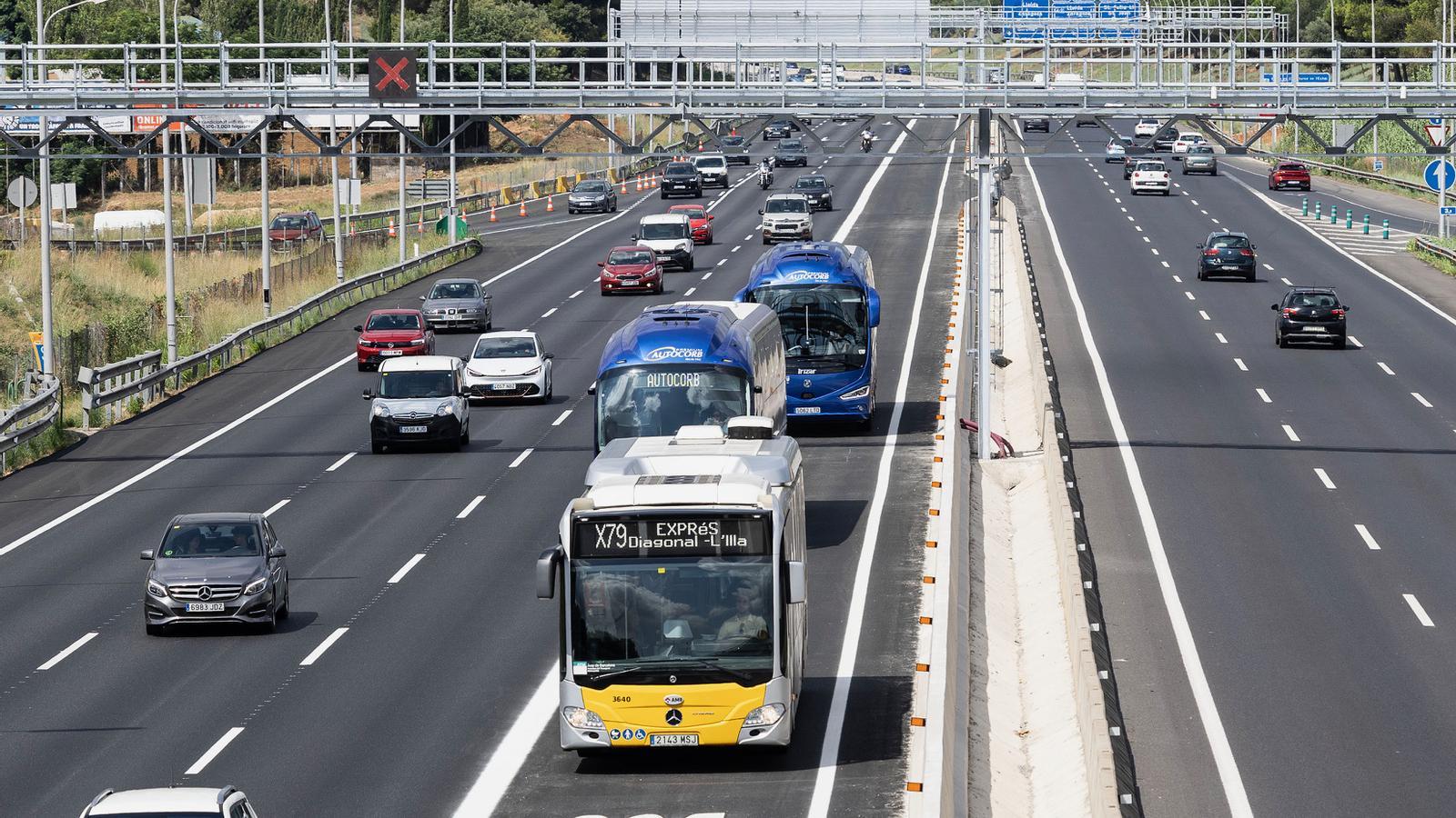 The new bus lane on the B-23 entering Barcelona has been inaugurated.
